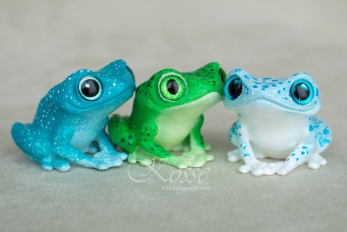 sosuperawesome:Frog and Reptile FigurinesKosse Handmade on Etsy