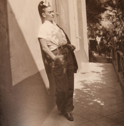 24hoursinthelifeofawoman:  Frida Kahlo by Emmy Lou Packard, Mexico, 1941 