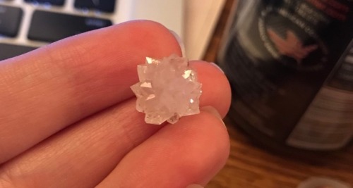 trashkingsalt:nubs-mgee:In one of the geodes was this little guy! It seems to be a freestanding litt