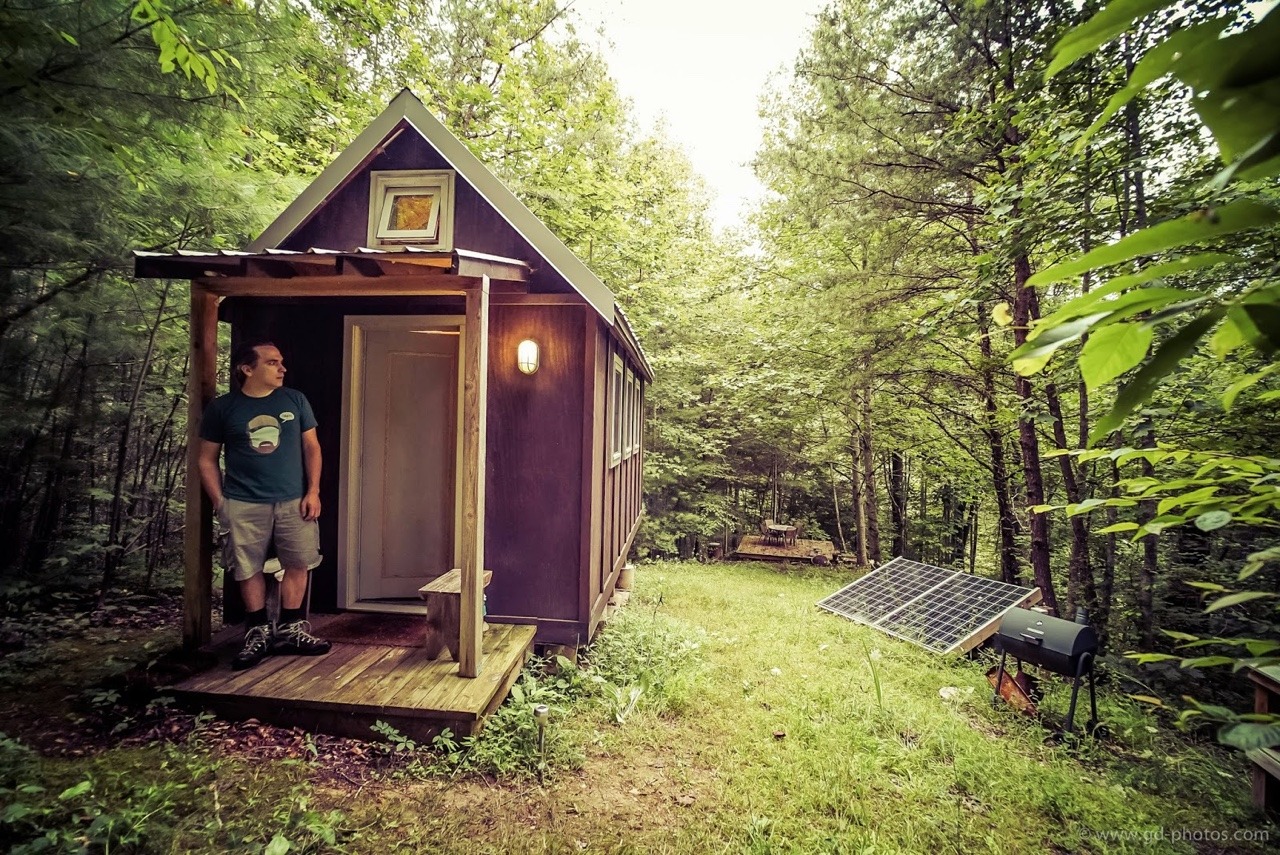smallandtinyhomeideas:  Laura LaVoie 120squarefeet | photos: Guillame Dutilh of