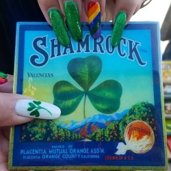 Happy Saint Patrick’s Day! Had to share this photo of a customer holding our Shamrock coaster with her glamorous matching nails! 😁☘💕
#Shamrock #StellaDivina #VintageCrateLabel #OrangeCounty #OrangeCountyHistory #Placentia...