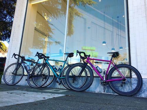 vynlbikes: The gangs all here. Stoked to show @carmararda around the Oaklands. (at Blue Bottle Coffe