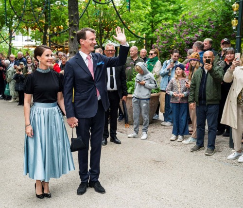 gabriellademonaco:On the occasion of HM The Queen’s 50th Jubilee, the Danish Royal Family atte