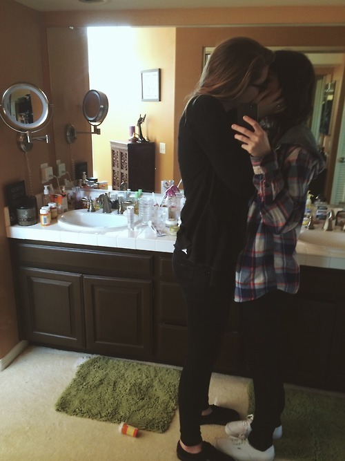 lesbiansloveandmoree:  For more lesbians click here! 