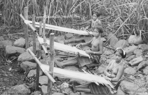 Sex Igorot girls weaving at looms in Barlig, pictures