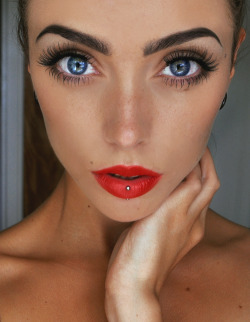 cherry-girl010:  hated-lover:  Woah. Her eyes  http://cherry-girl010.tumblr.com/🍒 