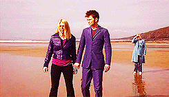 capinejghafa:  the doctor &amp; rose + holding hands 