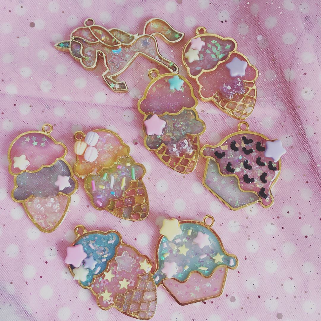 The cute new UV Resin charms I’ve been making! Next is turning them into phone charms and purse charms!🦄✨🎀
🌙
Want one as a charm? Send me a DM! Otherwise these cuties will be available for purchase at @meow__wolf later this...