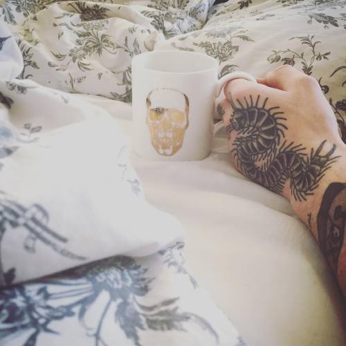 ☕️+= ❤️ #coffeeinbed#coffee#thegreatfrog#skulls#skullandbones#ldn#bed#tattoo#centipede#ikea