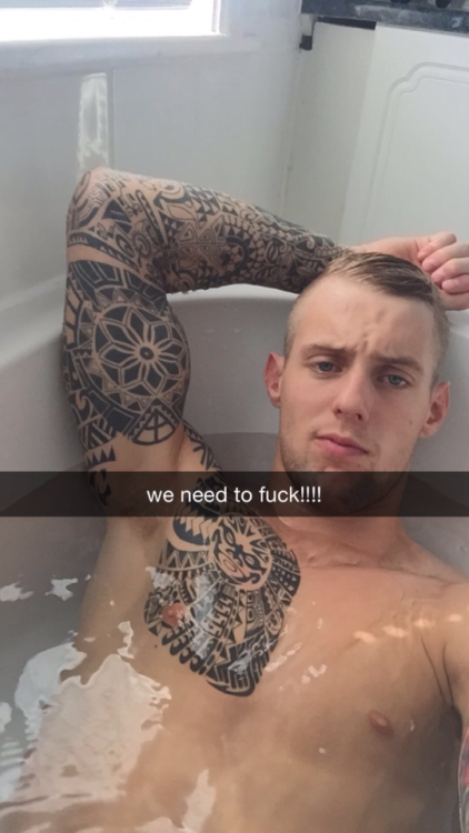 nudesnapchatlads: Oh go on then if you insist ;)! Straight army lad