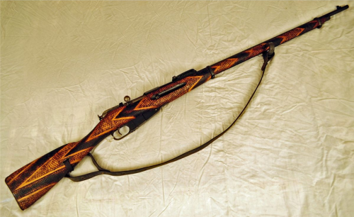 An interesting Finnish M91 Mosin Nagant bolt action rifle, with hand carved &ldquo;snakeskin&