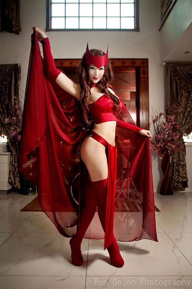 dawdlingfangirl:
“Scarlet Witch cosplay via
”
That fabric is so pretty tho :0