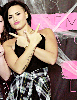 dlovato-news:  10/7/2014 - Demi Lovato at her Meet&amp;Greet in Saksatoon, SK! 