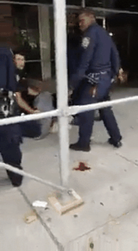 swagintherain:  BREAKING! Police are violently beating Black man in Brooklyn while