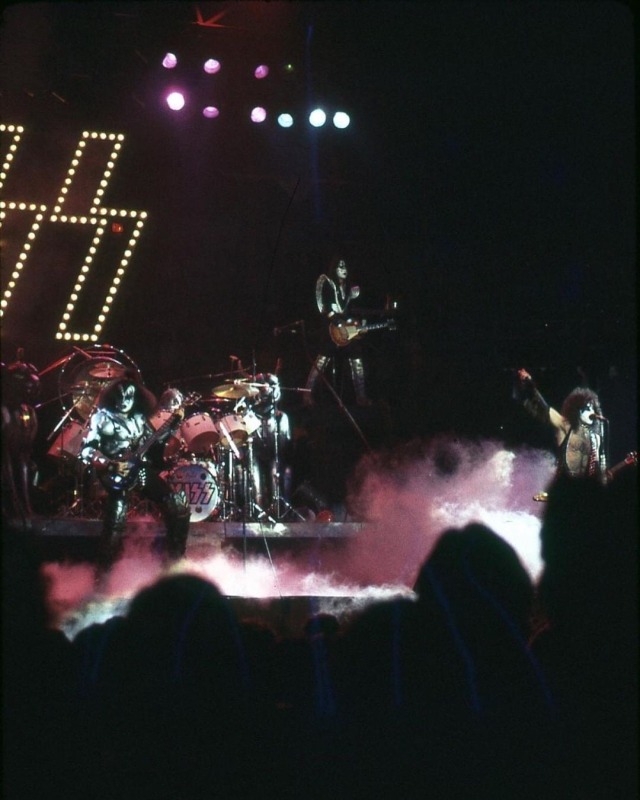 Posted @withregram • @acefrehleysshadow #Kisstory February 21, 1977Uniondale, NY 🇺🇸Nassau ColiseumPromoter: Phil Basile / Concerts EastOther act(s): Sammy HagarReported audience: (16,500 capacity)Set list(s):Unknown.Notes:- This show was added