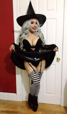 kellymckuntqueen:  Here’s my Halloween #ootd from last night :) I originally had a different outfit planned out but that didn’t pan out. So impromptu WItch costume from items I already owned is the next best thing! And yes that is my KLAWTEX Circle