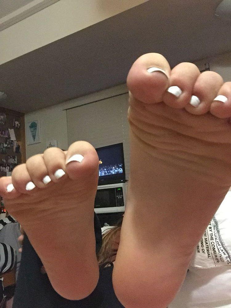 appreciateteenfeet:  Go follow @isellmyfeet14 on Instagram!