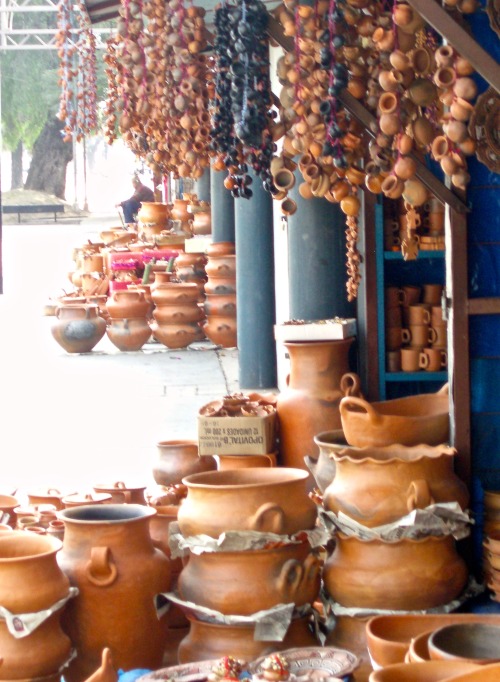 Mercado y artículos de alfarería de barro, San Juan de Tucumán, Argentina, 2007.En francés “marché d