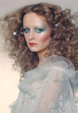 my-retro-vintage:Twiggy  Vogue  Photo Barry Lategan    1974
