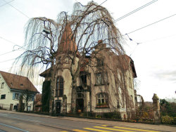 sixpenceee:  This house that looks like it’s straight out of a Tim Burton movie is located in Zürich, Switzerland