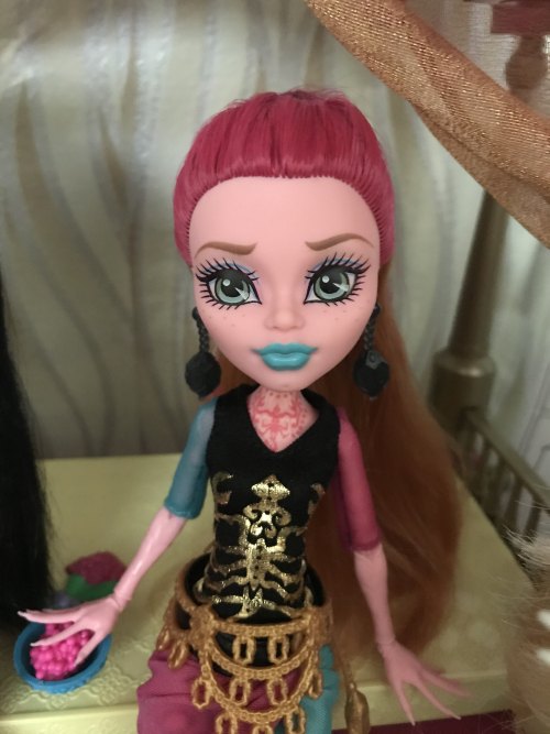 Dolls life cycle: from various sellers -> after first wash by reseller -> after second wash by