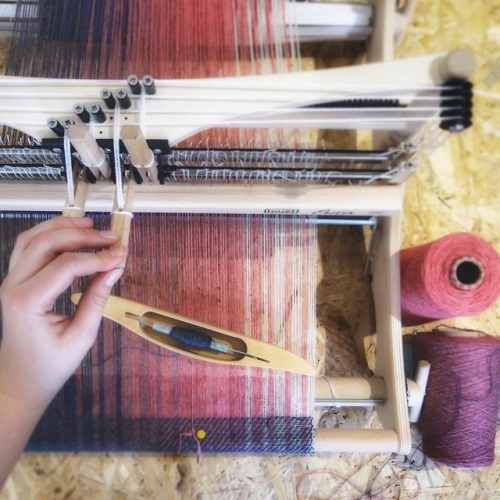 Weaving workshops @thelighthouseglasgow available to book online now, link in bio! . . #scottishcraf