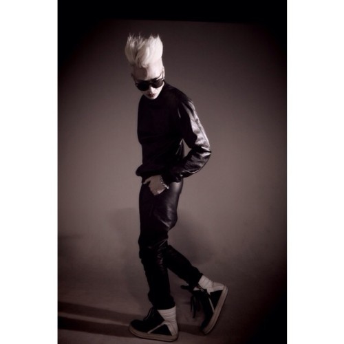 Let Go&hellip;. #enfinleve #leather #set #rickowens #kanye #bigbang #gdragon #red