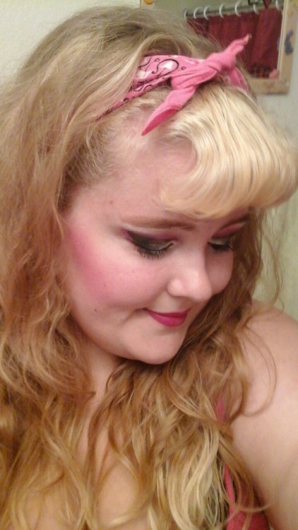 a-god-awful-small-affair:  Even dead pin up girls like feeling special💖