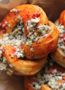 verticalfood:  Harissa Garlic Knots  I want