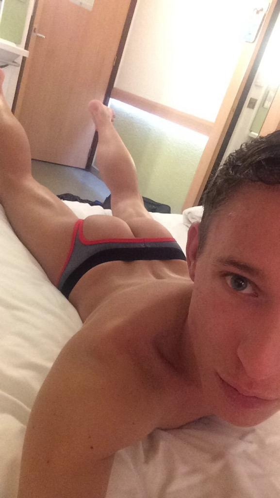 averagehotdudes:  Fit  Lick lick