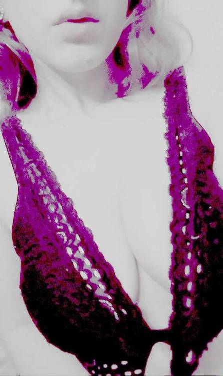 Having a little fun with some filters ♥ Enjoy my titssss