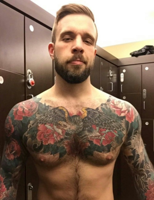 furrypty:  http://furrypty.tumblr.com/ A blog to indulge your senses with the beauty of male shapes. 