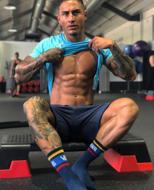 nikesocks101: I love guys with socks on!!!