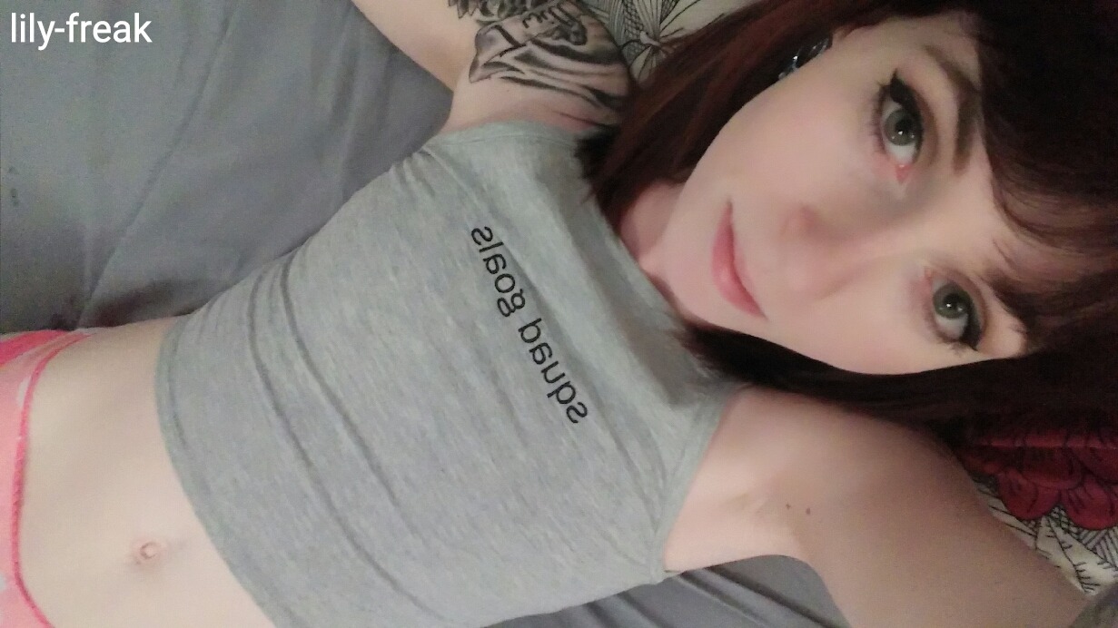 xxlittlexfreakxx:  lily-freak:  I just need to be smothered in kisses rn. 💋  My