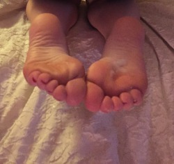 hotpetitemilf:  Load on my feet.