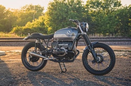 caferacerpasion:   Perfect BMW R90 â€ªBratStyleâ€¬ by Analog Motorcycles.Una â€ªBMWâ€¬ completamente restaurada, con un diseÃ±o brutal y preparada para rodar muchos kilÃ³metros mÃ¡s.MÃS INFO / MORE INFO ->Â http://www.caferacerpasion.com/bmw-r90-brat-