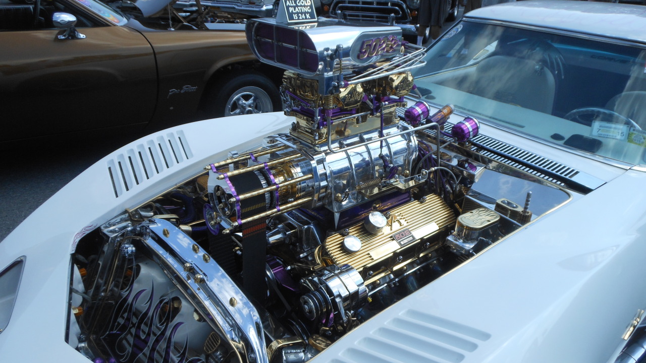 carsandetc:  This massive V-8 actually has a Corvette attached to it if you look