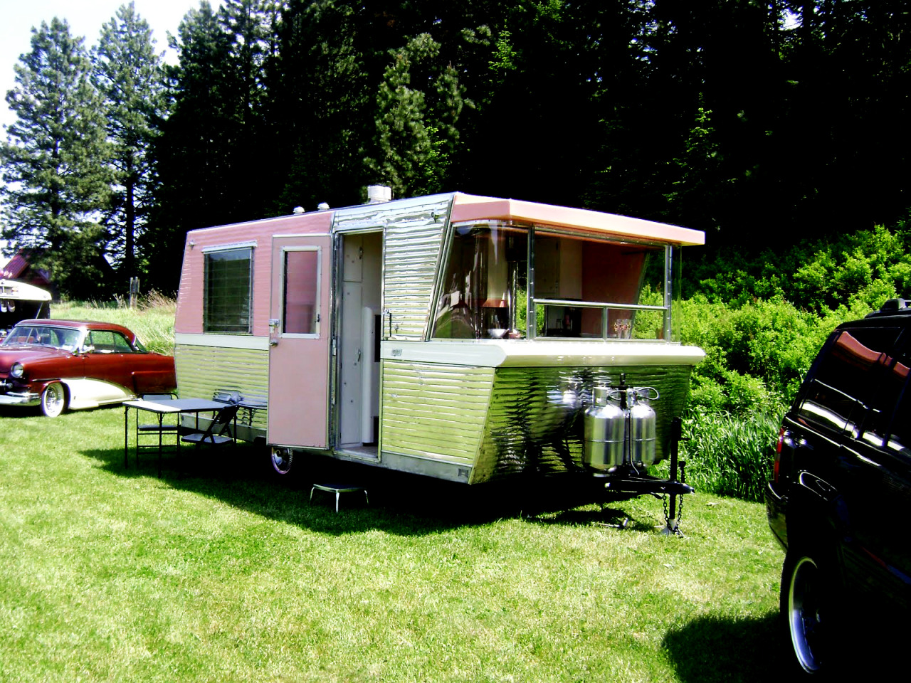 bigcheese327:  midcenturymodernfreak:  1961 Holiday House Trailer Looking for a