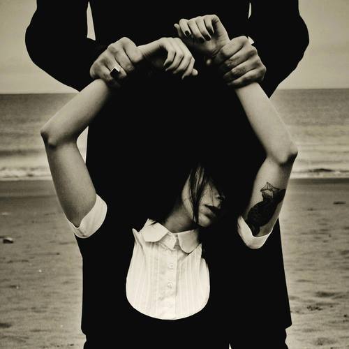 cuoredicartablog:
“Quello che si dice l’amore, quel ruvido scoprirsi e cercarsi, quell’aspro sapore uno dell’altro, tu sai, l’amore.
Italo Calvino
”