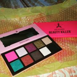 Im in loveee. 😍😍😍 #jeffreestarcosmetics #jeffreestar #beautykillerpalette #beautykiller #makeupmakeseverythingbetter #eyeshadow  #HAPPYBIRTHDAYTOME