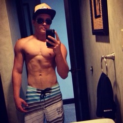 boidolatry:  Billy Unger shirtless selfie