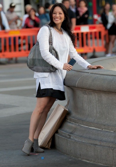 bakerstreetbabes: elementarystan: Lucy Liu filming Elementary in Trafalgar Square (July 10) I just h