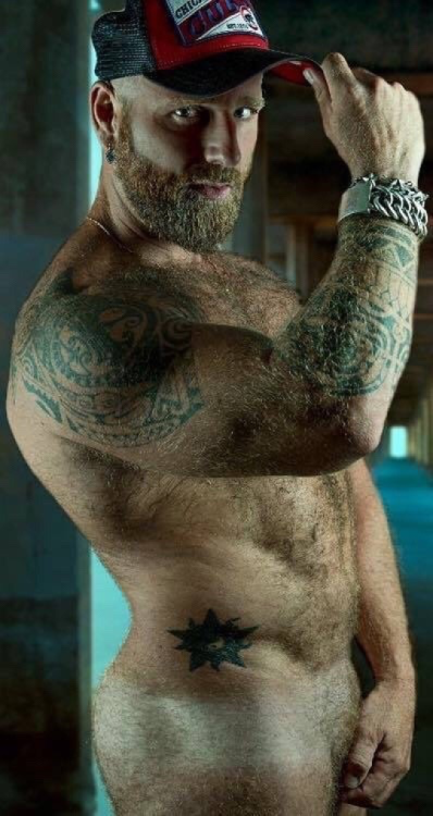 gomannie: Great hairy body and tattoos.