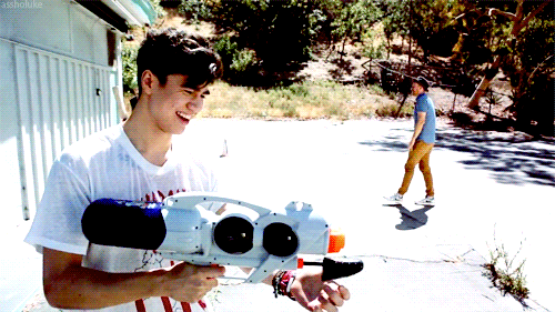 assholuke:  Calum trying to use a water gun - Amnesia (Behind The Scenes) 