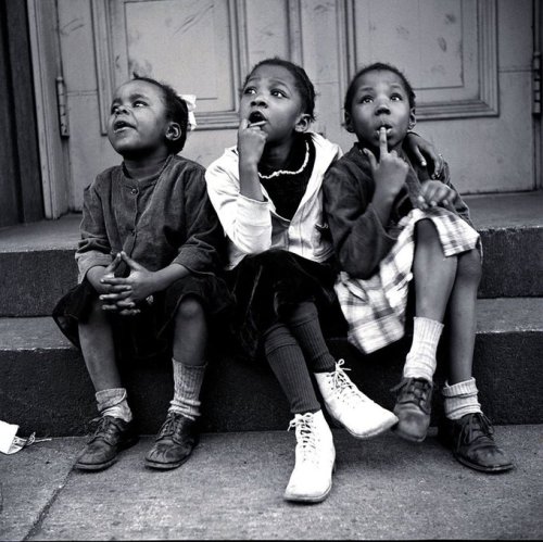 womansart: Three Harlem girls, 1940s, by Vivian Cherry