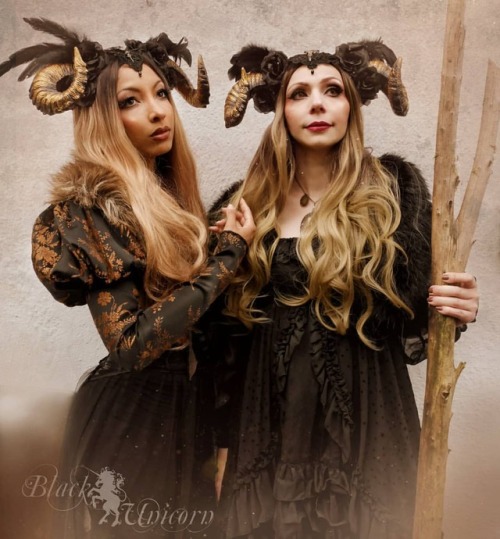 Samhain vibes with @sandra_mikanHeaddresses by @blackunicorndesign * * * * * * * * #elvesofinstagr