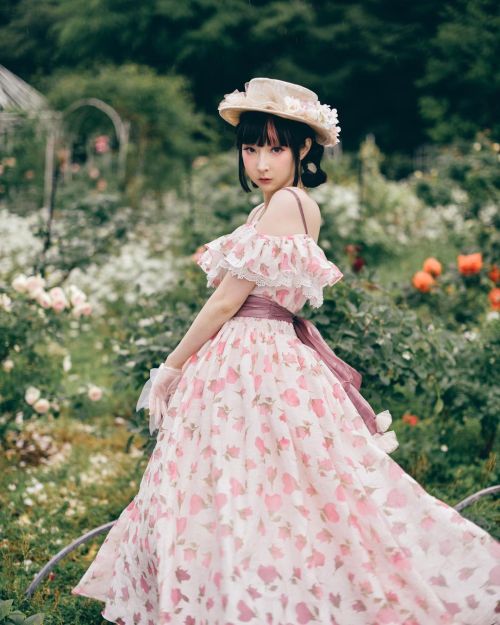 ☔️Dancing in the rain with roses  Rose Garden Photographer: @dzzdm  Hair set: @miyako_reiko  Makeup: