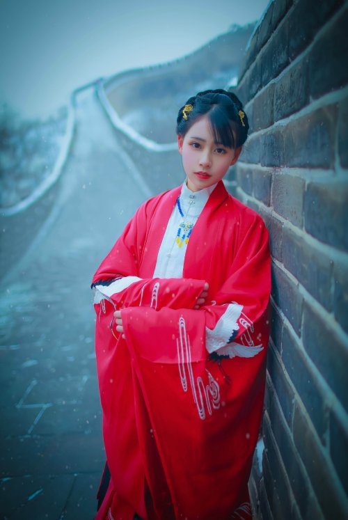 雨雪瀌瀌，宴然聿消。莫肯下隧，式居屡骄。Traditional Chinese Hanfu photography at the Great Wall of China, via 南和AliiienN