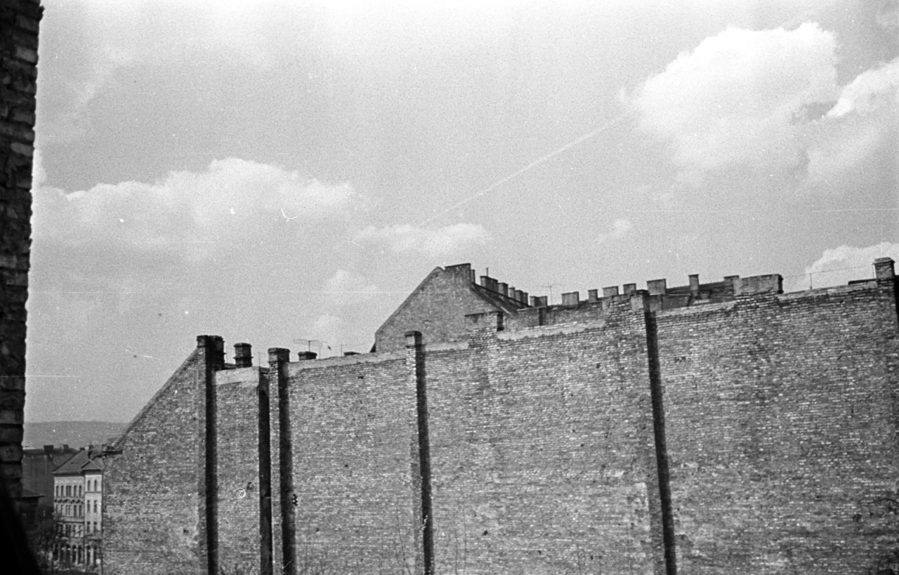 Firewall,  Szerdahelyi  street, Budapest, 1972. From the Budapest Municipal Photography Company archive.  #budapest#hungary#firewall#blind wall#1970s