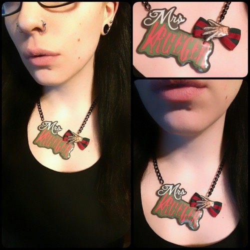 ashvonhorror:  My necklace came in! I’m in love.  Amazing
